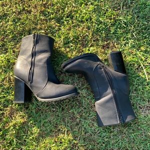 🍁🍂 Ankle Booties in Black - Fall Ready